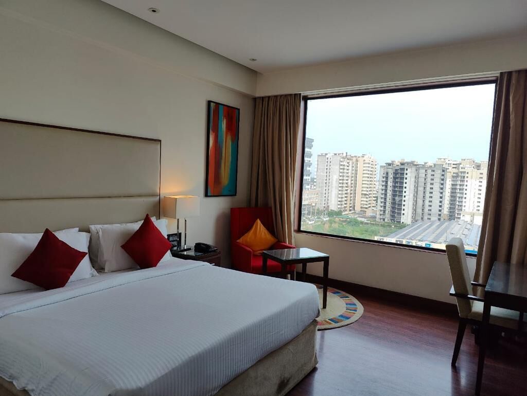 Executive Room | Minibar, in-room safe, individually furnished, desk