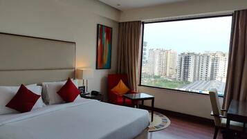 Executive Room | Minibar, in-room safe, individually furnished, desk