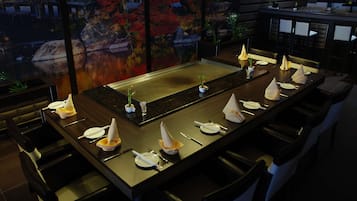2 restauranter; serverer aftensmad