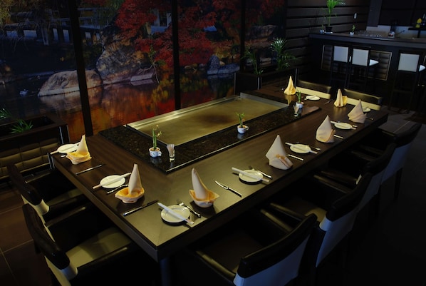 2 restaurants, dinner served