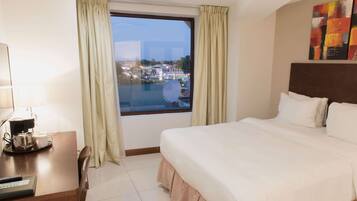 Hochwertige Bettwaren, Zimmersafe, Schreibtisch, VerdunkelungsvorhÀnge