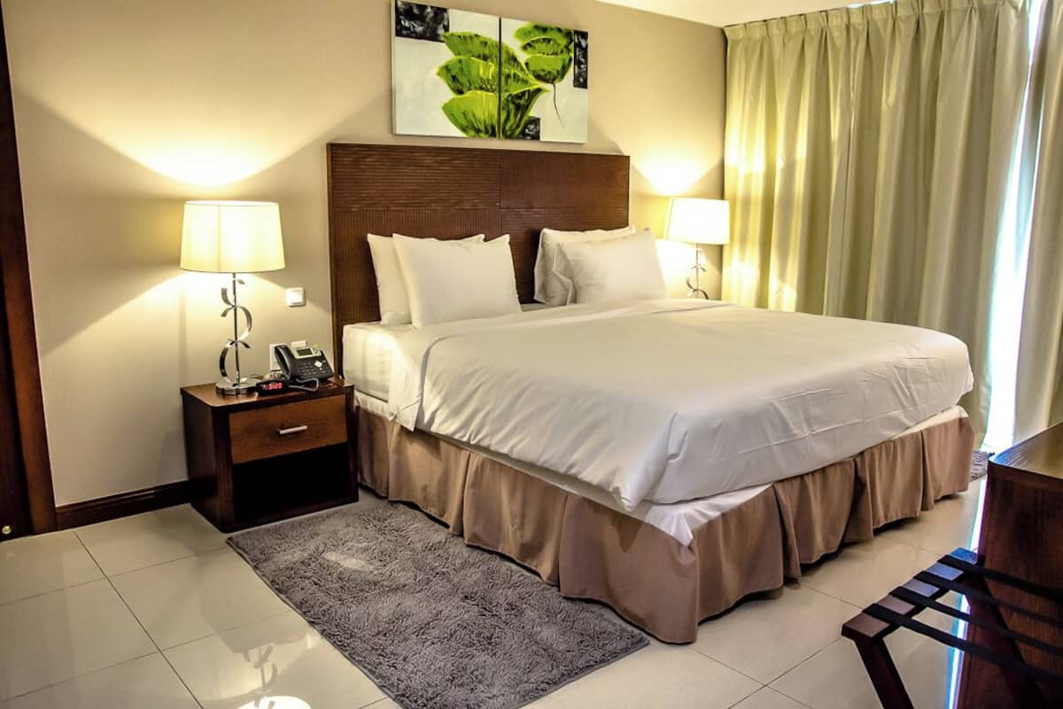 Standard Room, 1 Queen Bed | Premium bedding, in-room safe, desk, blackout curtains