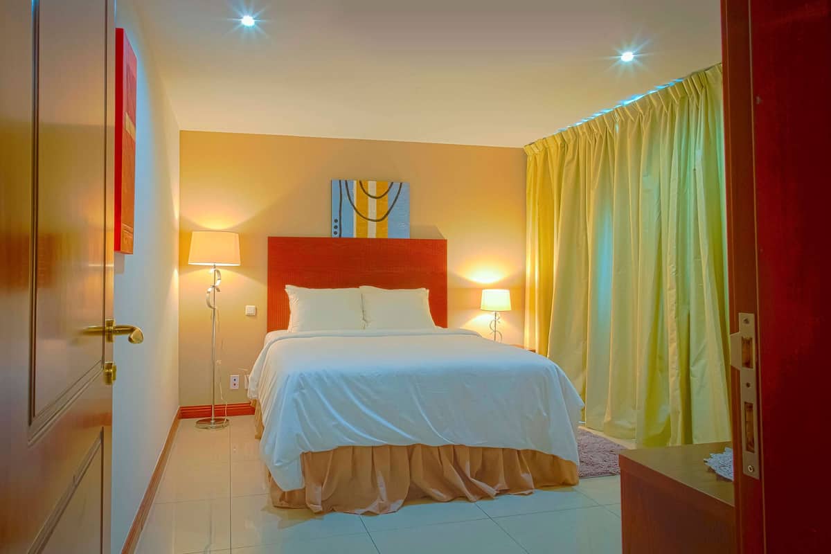 Deluxe Room, 1 Queen Bed | Premium bedding, in-room safe, desk, blackout curtains