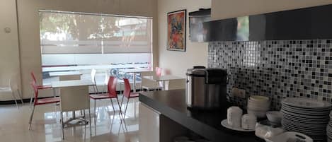 Café da manhã diário mediante uma taxa