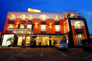 Front of property – evening/night - Aryuka Hotel (Depok)