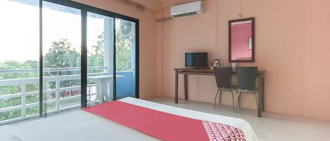 Chambre Triple Premium, salle de bains commune | Bureau, Wi-Fi gratuit, draps fournis