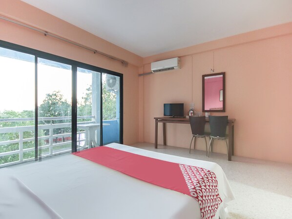 Habitación triple Premium, baño compartido | Escritorio, wifi gratis y ropa de cama