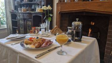 Free daily English breakfast