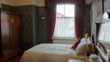 غرفة مزدوجة كلاسيكية | أغطية فراش متميزة وألحفة محشوة بالريش وبديكورات فريدة لكل غرفة