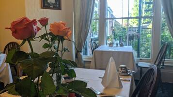 فطور إنجليزي مجانًا يوميًا