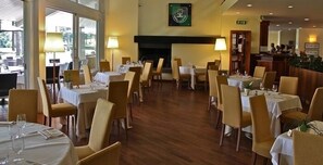 Breakfast, lunch, dinner served; Italian cuisine, garden views  - Golf Hotel La Pinetina (Carbonate)