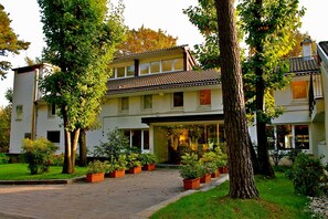 Front of property - Golf Hotel La Pinetina (Carbonate)