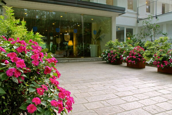 Property entrance - Golf Hotel La Pinetina (Carbonate)