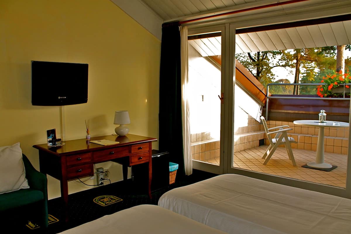 down duvets, minibar, in-room safe, desk