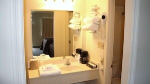Standard Room, 1 King Bed | Bathroom - The Holiday Motel & Restaurant (Olney)