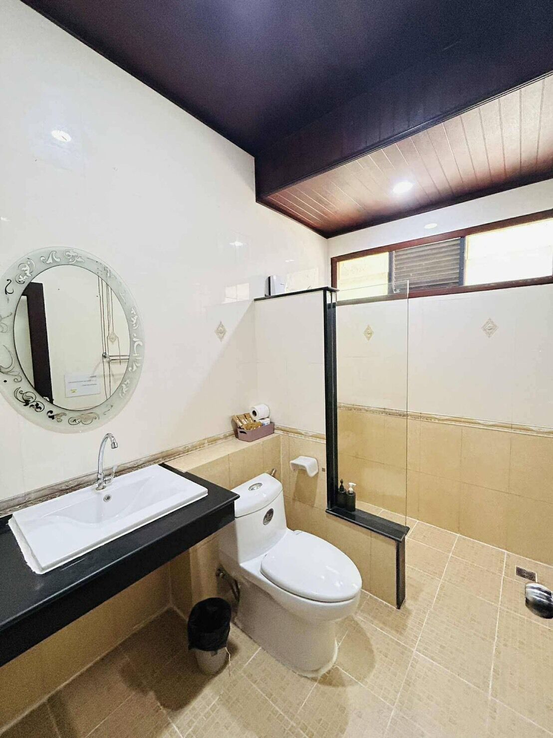 Un bagno con lavandino bianco, WC e cabina doccia in vetro.