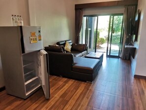 Two Bedroom Apartment | Een kluis op de kamer, een bureau, verduisterende gordijnen, gratis wifi