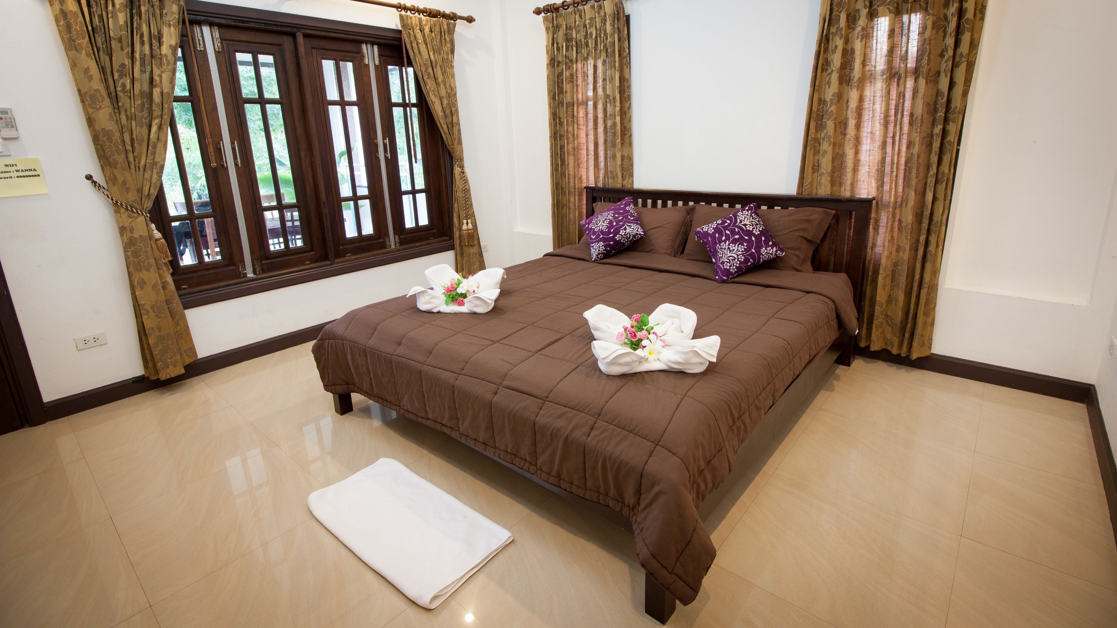 Caja de seguridad en la habitación, escritorio y cortinas blackout 