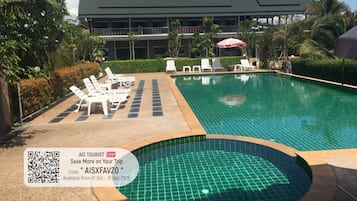 Kolam renang outdoor, dengan payung kolam renang dan kursi berjemur