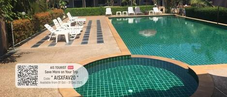 Piscina a l'aire lliure, para-sols i gandules