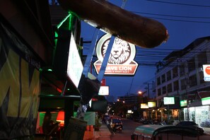 Depan hartanah - siang/malam