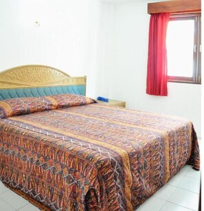 Minibar, in-room safe - Highfive Guest House (Pattaya)