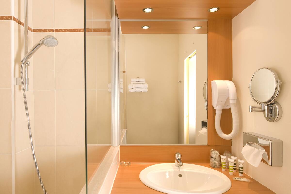 double room | bathroom | free toiletries, hair dryer, towels