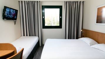 Triple Room | Desk, soundproofing, iron/ironing board, free WiFi