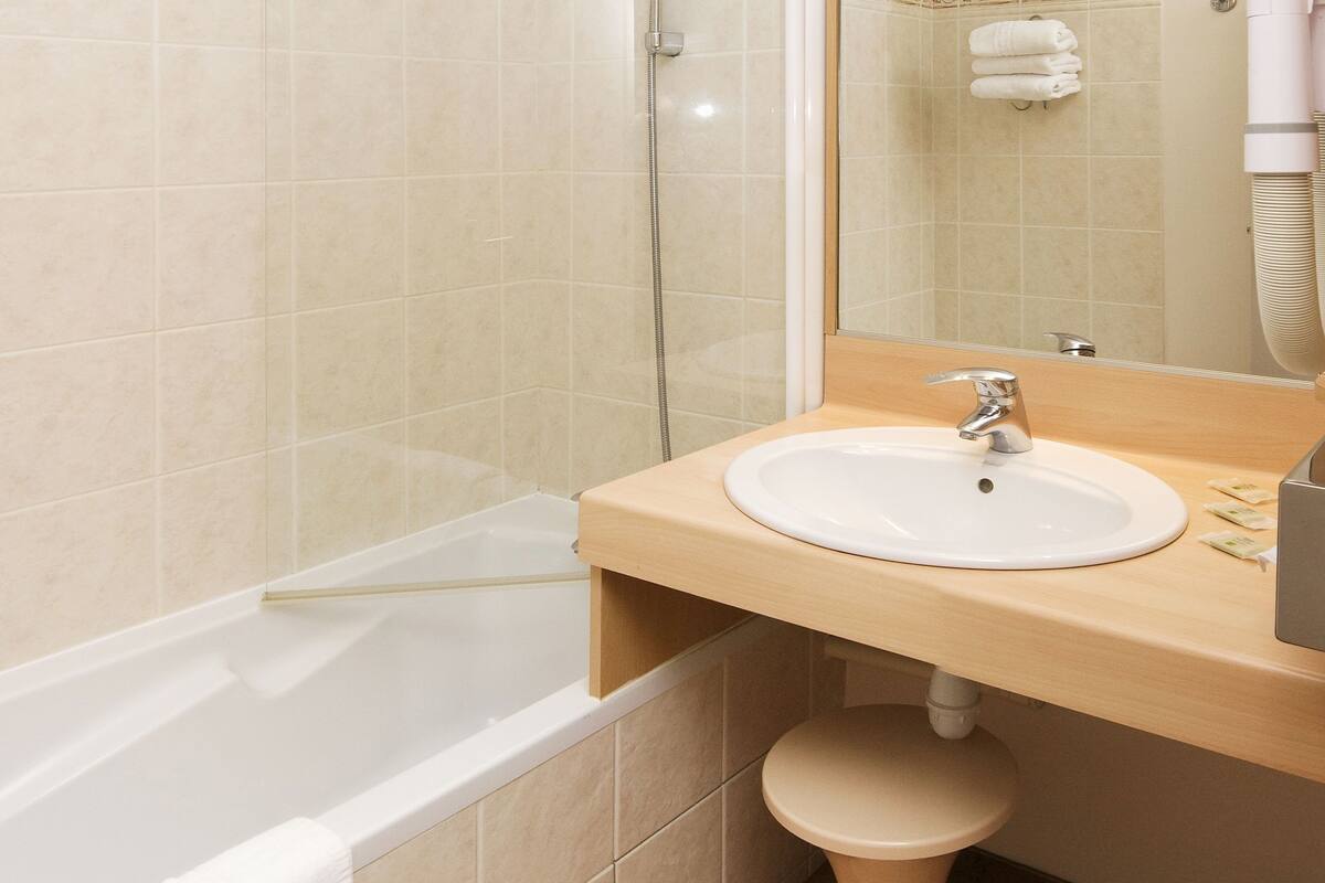 twin room | bathroom | free toiletries, hair dryer, towels