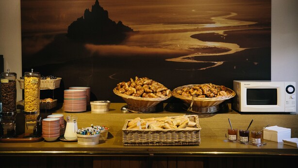 Ein reichhaltiges Buffet mit verschiedenen Speisen und Beilagen.