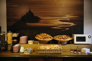 Daily buffet breakfast (EUR 9.50 per person)