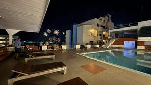 Piscine extérieure, chaises longues