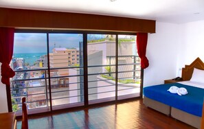 Phòng đôi Grand | Minibar, két bảo mật tại phòng, bàn