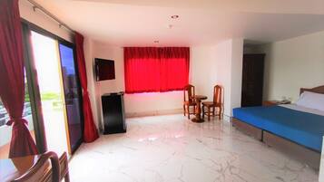 Minibar, caja de seguridad en la habitación y escritorio