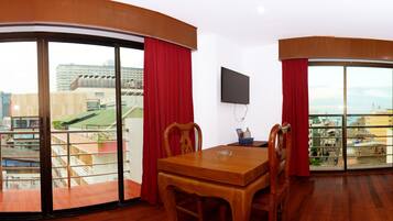 Minibar, caja de seguridad en la habitación y escritorio