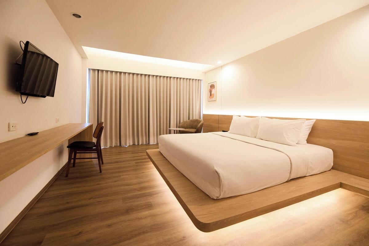 Premier Room with Breakfast | Minibar, desk, WiFi (free)