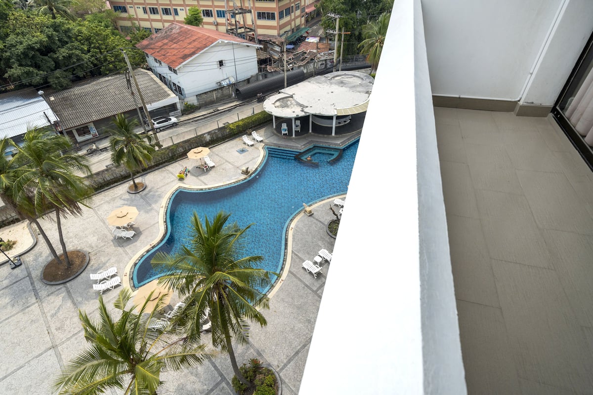 Minibar, desk, rollaway beds, free WiFi
