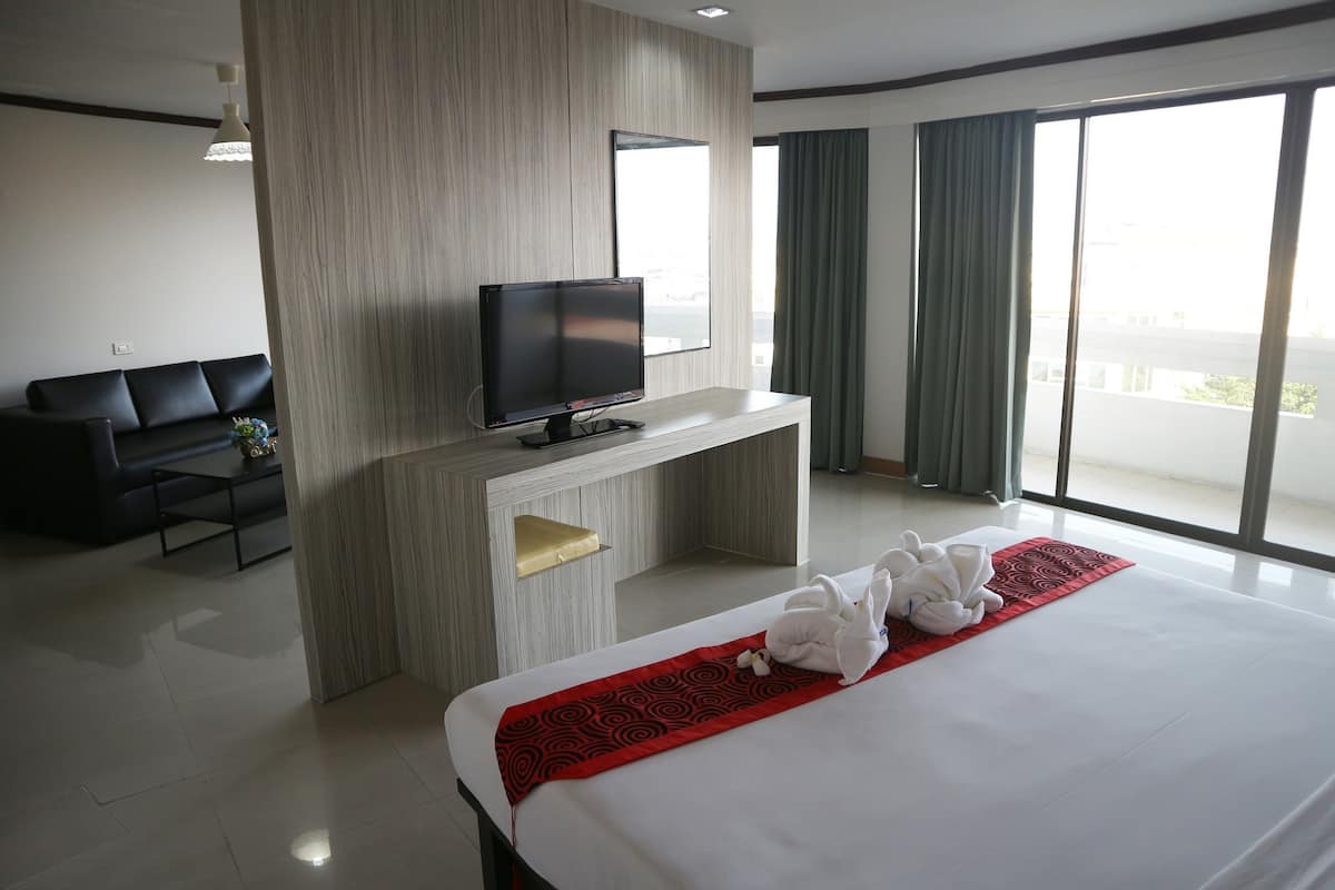 Suite, 1 Bedroom, Pool View | Minibar, desk, WiFi (free)