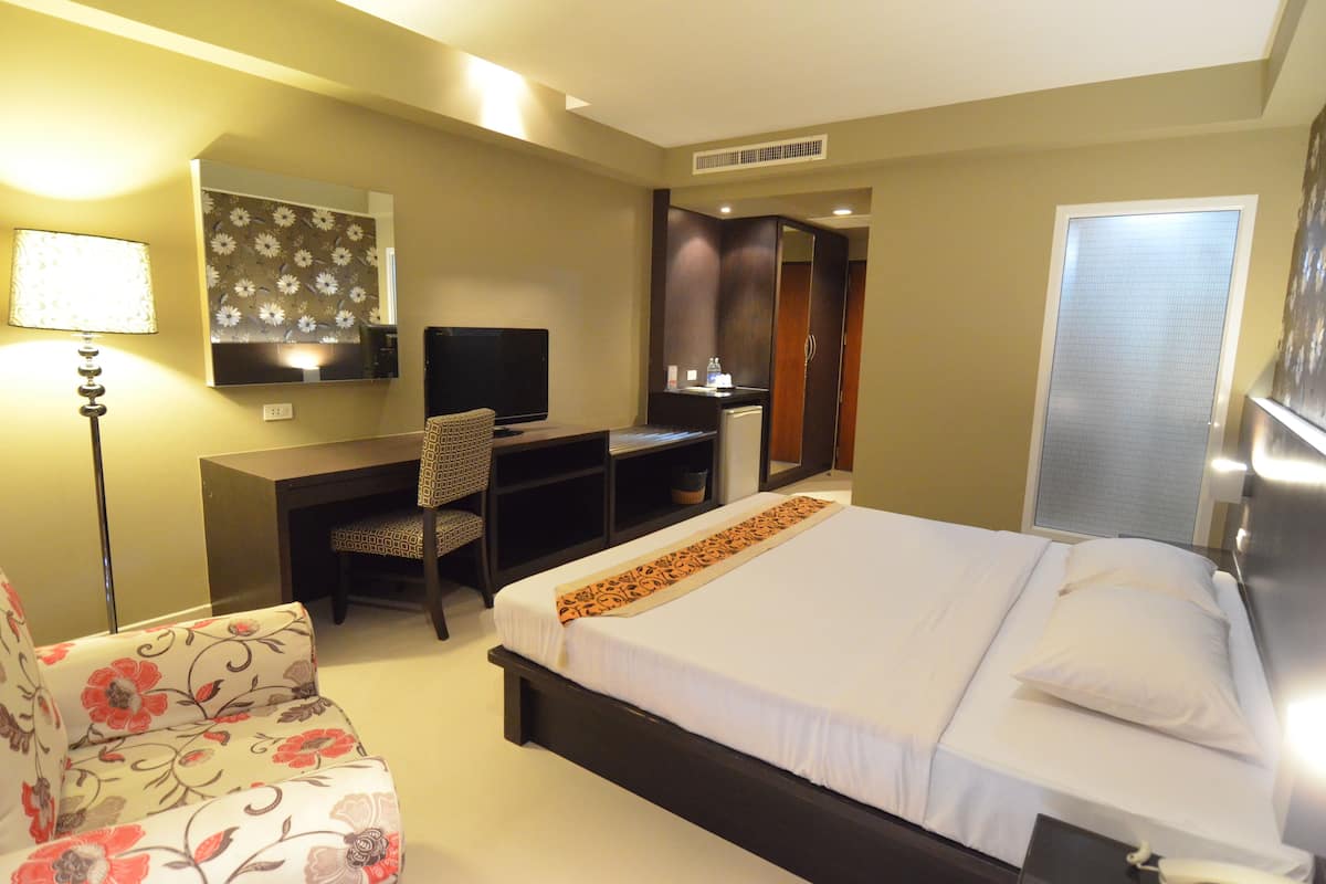 Deluxe Pool View Breakfast Included | Minibar, desk, WiFi (free)