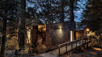 Eco House Privilege | Két bảo mật tại phòng, trang trí khác biệt, màn/rèm cản sáng
