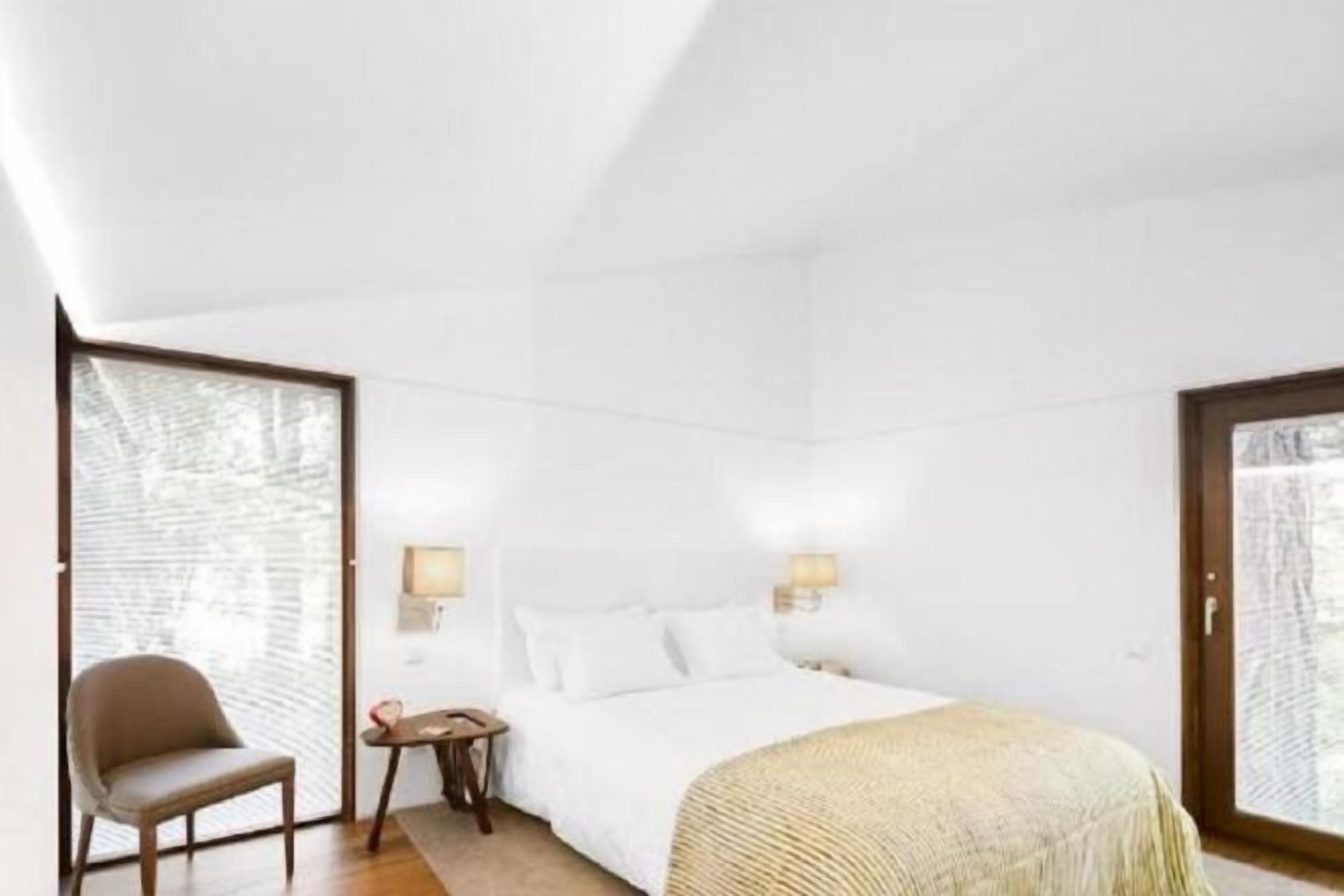 Peti besi dalam bilik, dihias secara berasingan 