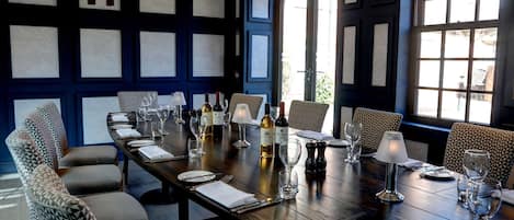 Breakfast, lunch, dinner served; British cuisine