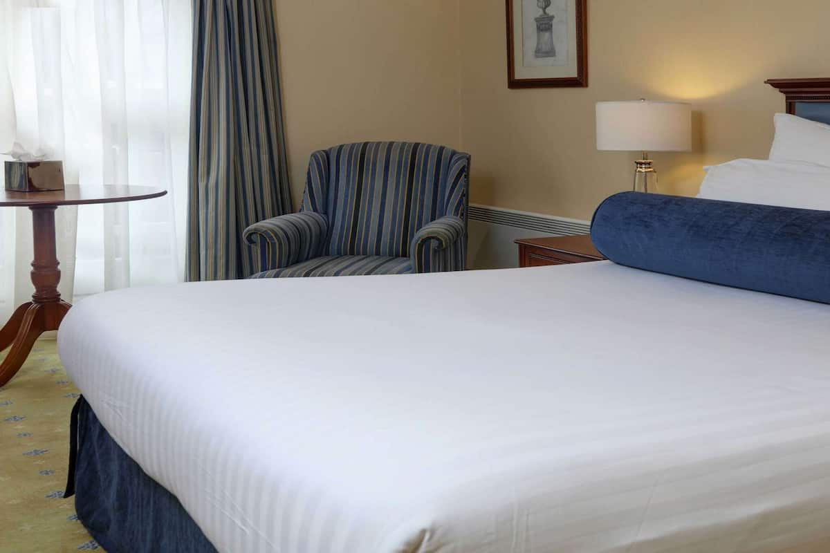 Standard Room, 1 Double Bed, Non Smoking | In-room safe, desk, laptop workspace, blackout drapes