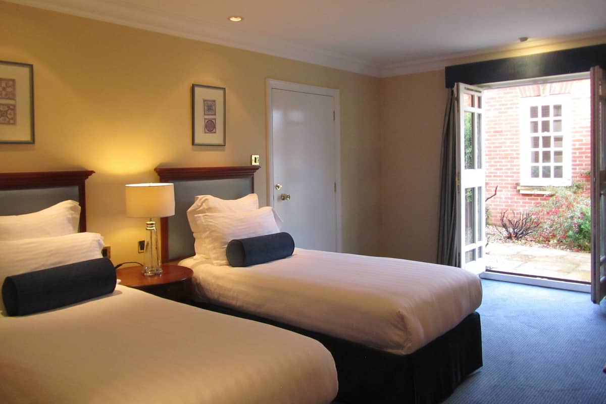 Deluxe Room, 2 Twin Beds, Non Smoking | In-room safe, desk, laptop workspace, blackout drapes