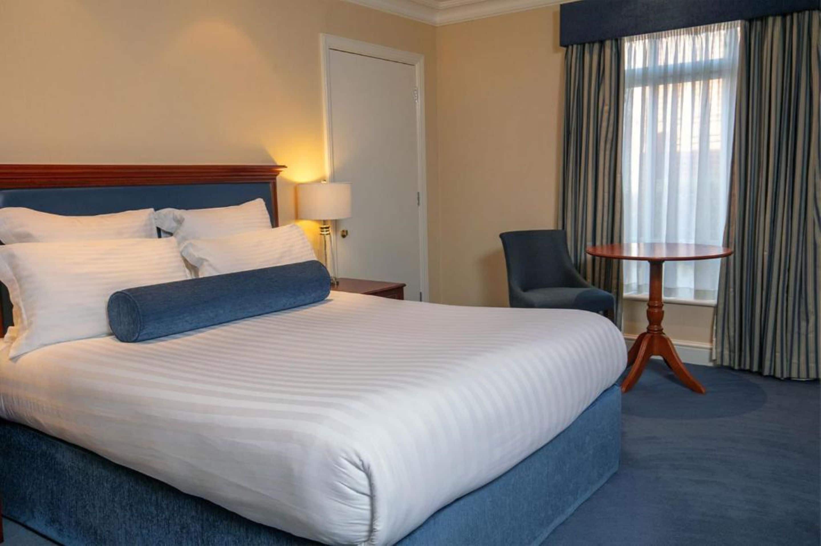 Standard Room, 1 Double Bed, Non Smoking | In-room safe, desk, laptop workspace, soundproofing