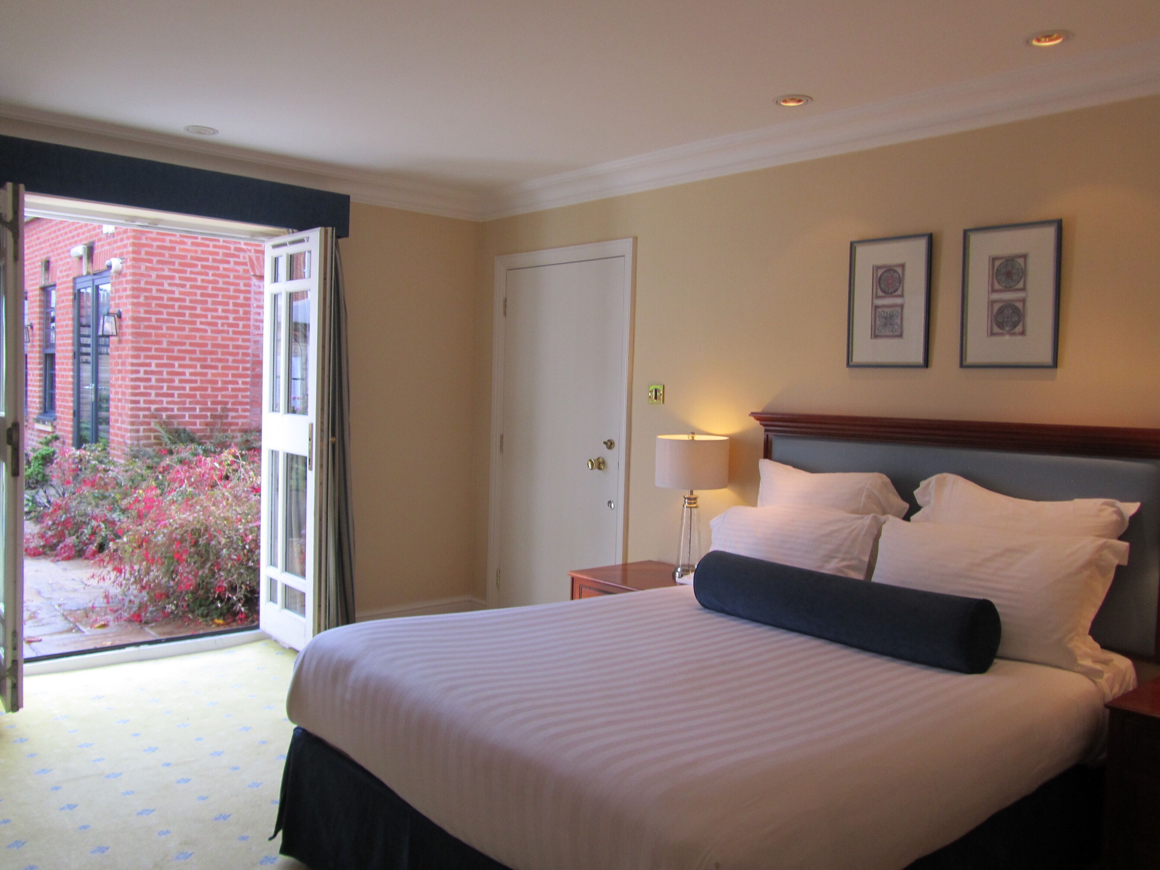 Zimmersafe, Schreibtisch, laptopgeeigneter Arbeitsplatz