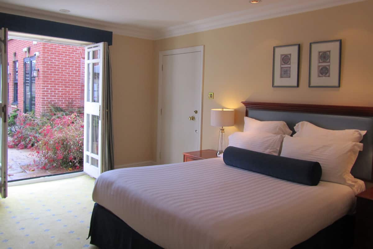 In-room safe, desk, laptop workspace, soundproofing