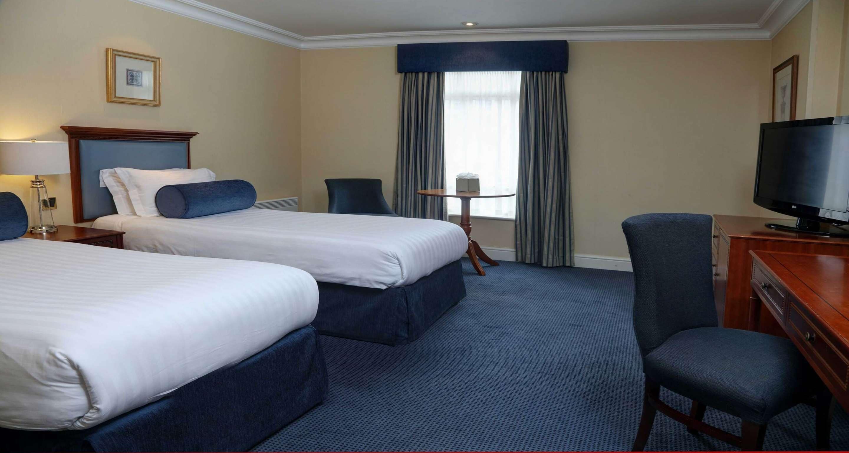 Deluxe Room, 2 Single Beds, Non Smoking | In-room safe, desk, laptop workspace, soundproofing