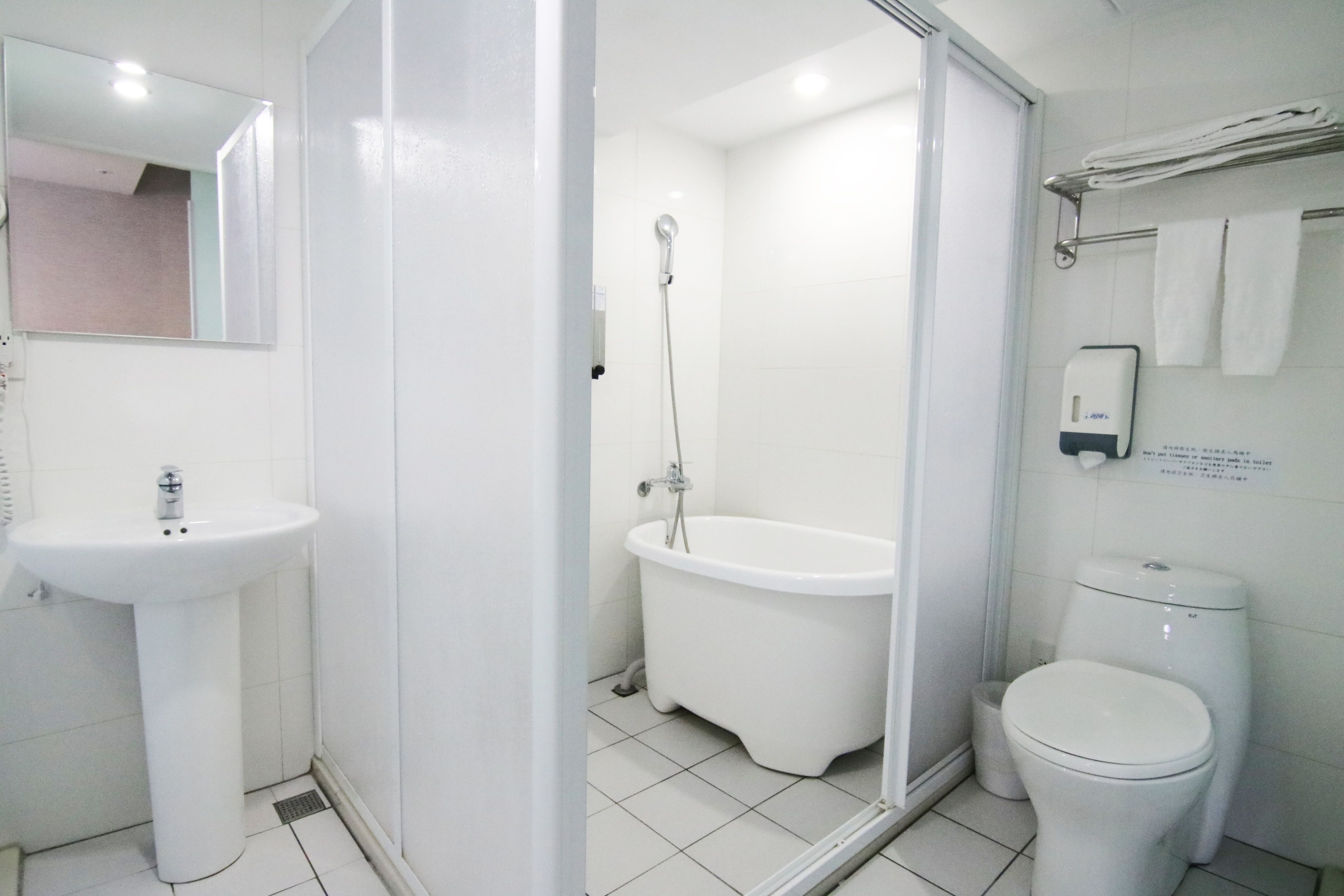 Une salle de bain équipée d’un lavabo, d’une baignoire et de toilettes.