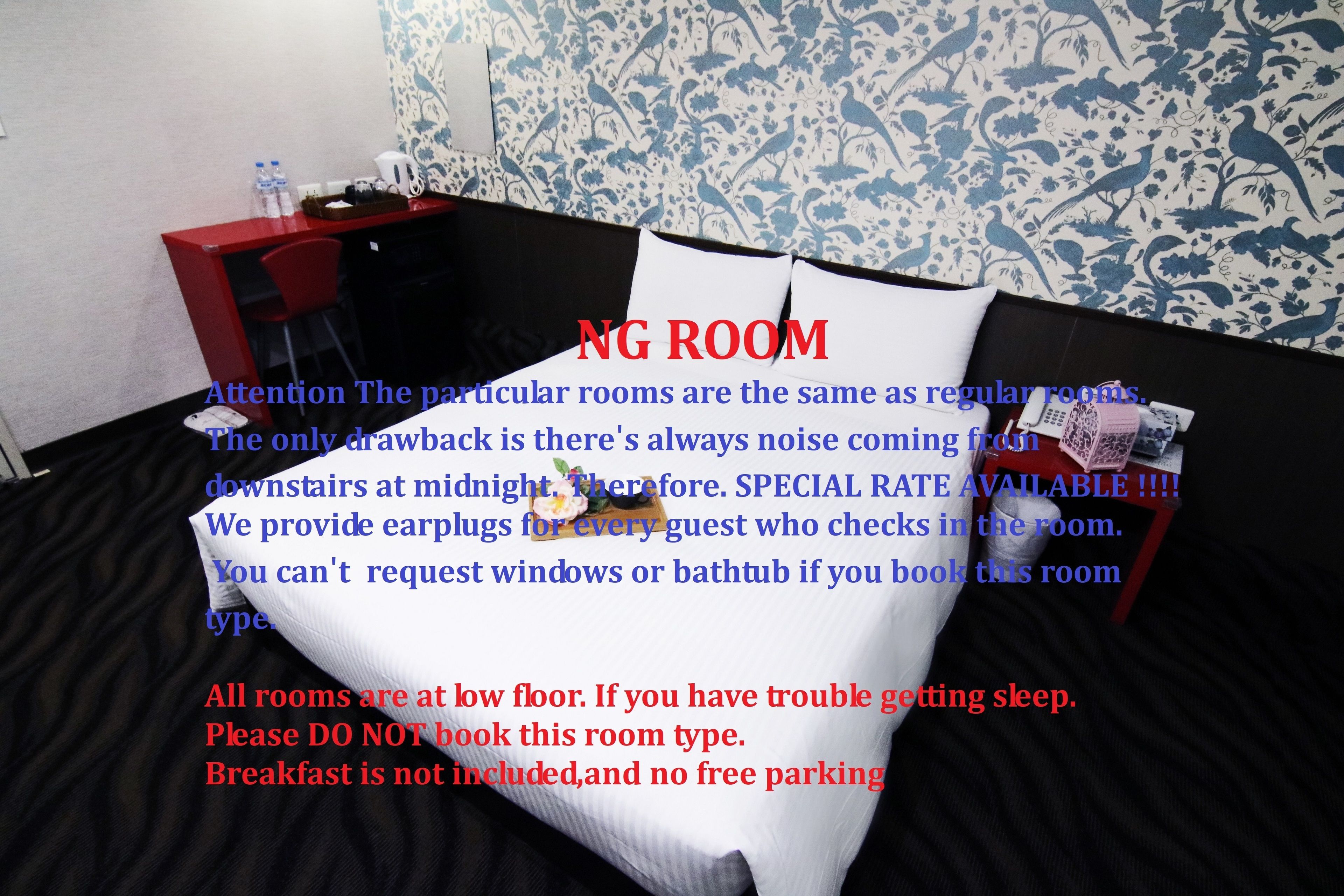 Una habitación de hotel con una cama, un escritorio rojo y una pared estampada.